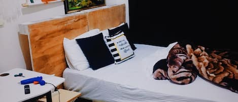 Traditional Double Room | 1 bedroom, individually decorated, individually furnished, desk