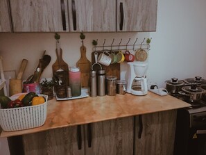 Traditional Double Room | Private kitchen | Fridge, microwave, oven, stovetop - 250picnics (Kigali)