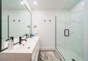 Combined shower/bathtub, hair dryer, towels - Lakefront Home with Pool, Game Room & Dock (Hot Springs)
