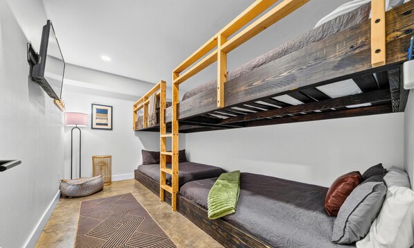 5 bedrooms, free WiFi, bed sheets - Lakefront Retreat w/Hot Tub, Fire Pit, Games! (Hot Springs)
