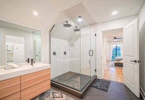 Douche, sèche-cheveux, serviettes fournies
