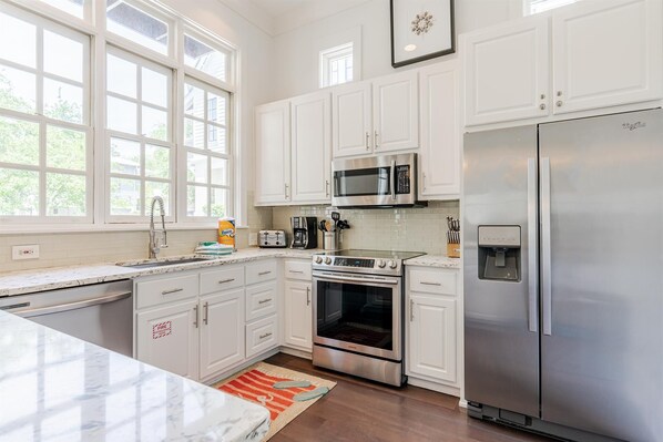 Refrigerador, microondas, horno y lavavajillas 