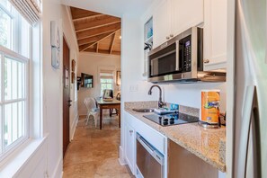 Refrigerador, microondas, lavavajillas y cafetera y tetera 