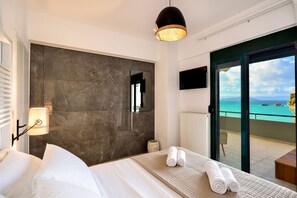 2 makuuhuonetta, tallelokero huoneessa, työpöytä, silitysrauta/-lauta