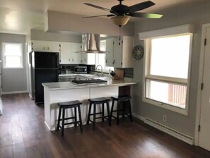 Private kitchen - {{{ Mid-Century Modern }}} Newly renovated 3 BR (Two Rivers)