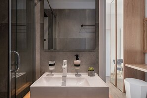 淋浴设施、吹风机、毛巾、肥皂