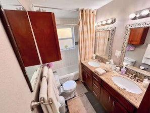 Secadora de cabello, toallas, jabón, shampoo