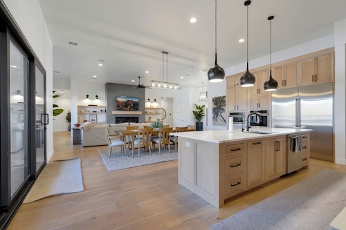 5BR Estate, Pool, Hot Tub, Pickleball, Putting Green