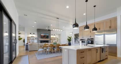 5BR Estate, Pool, Hot Tub, Pickleball, Putting Green