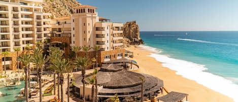 Plage, chaises longues, serviettes de plage