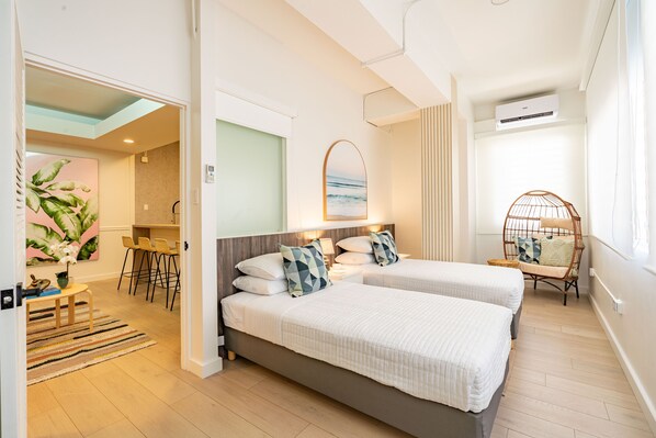 4 chambres, bureau, fer et planche à repasser, lit parapluie