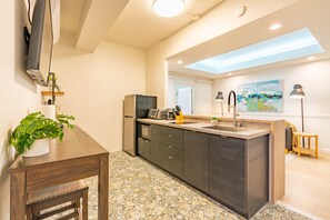 Réfrigérateur, micro-ondes, four, plaque de cuisson