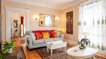 Smart-TV, DVD-Player, Bücher, Musikbibliothek