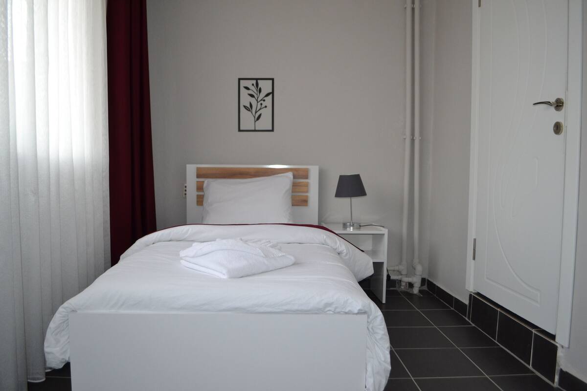 Ropa de cama de alta calidad, sistema de insonorización y wifi gratis