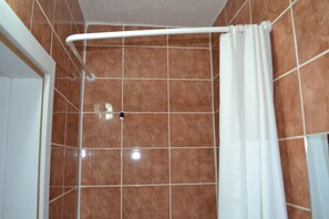 Ducha, secador de pelo, pantuflas, toallas