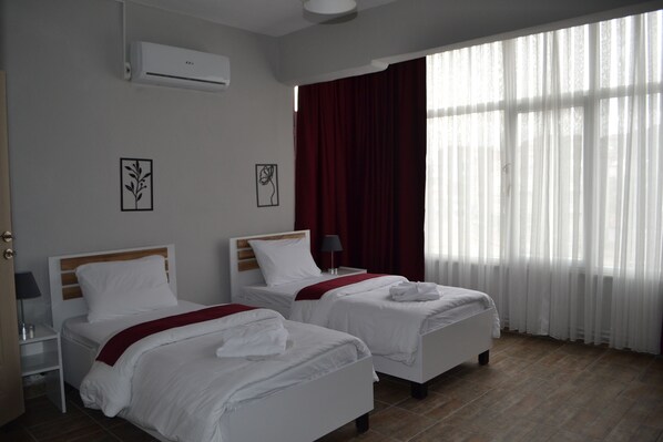 Ropa de cama de alta calidad, sistema de insonorización y wifi gratis