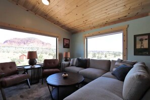 Älytelevisio, takka, kirjoja