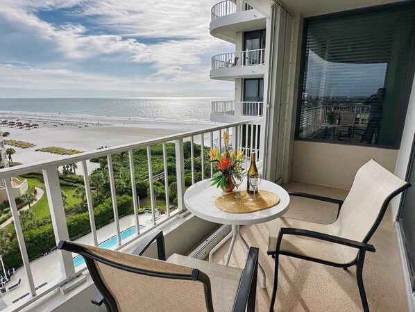 Outdoor dining - Beachfront Condo available on a MONTHLY BASIS ONLY (Marco Island)