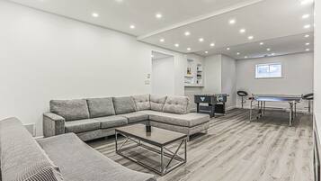 智能電視、壁爐、乒乓球設施