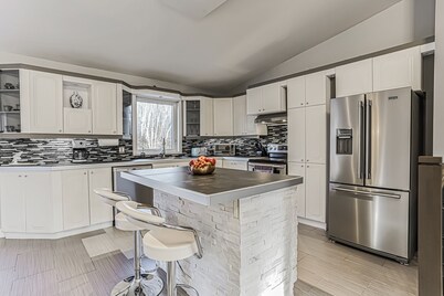 Cheerful 4 bedroom home with in-ground heated pool