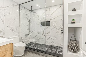Bañera, secador de pelo, toallas y jabón