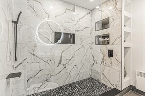 Badekar, hårføner, håndklær og såpe