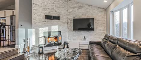 Smart TV, chimenea y tenis de mesa