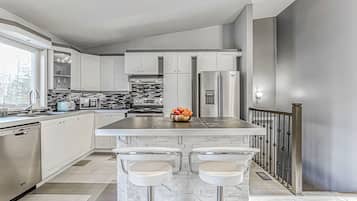 雪櫃、微波爐、焗爐、爐具