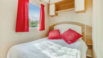 2 bedrooms, internet, bed sheets