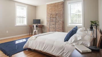 3 bedrooms, desk, iron/ironing board, free WiFi