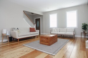 TV, fireplace, stereo, printers - 200-year-old farmhouse is fitted with all the comforts of 21st Century living... (East Windsor)