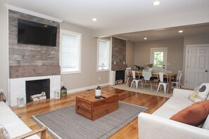 Televisión, chimenea, estéreo y impresora