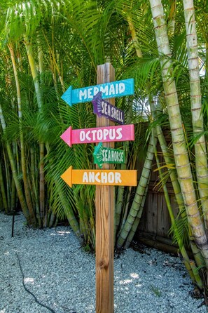 Exterior detail - Waterfront Suite| Dock|Fishing| 5-minute walk to the Beach (Madeira Beach)