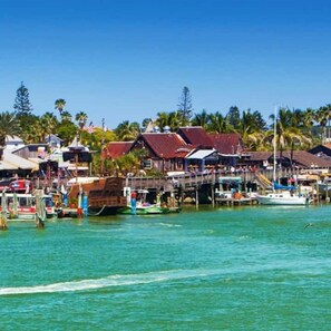 Marina - Waterfront Suite| Dock|Fishing| 5-minute walk to the Beach (Madeira Beach)