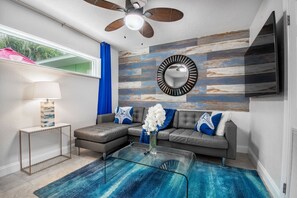 TV - Luxury Suite| Beach| Fishing| Dock Music (Madeira Beach)