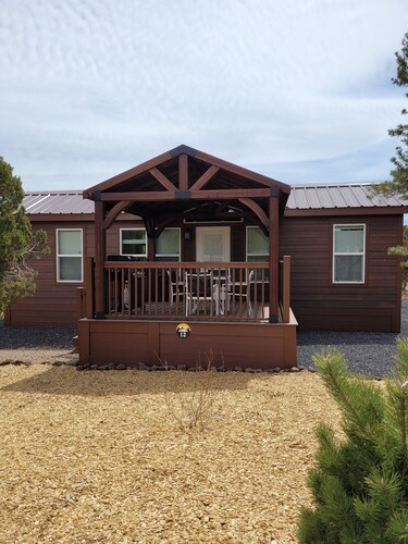 Single Story Cabin 2 Bed 1.5 bath Cabin w/ Private Hot Tub & water splash pad!
