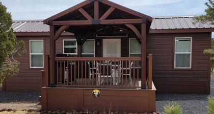 Single Story Cabin 2 Bed 1.5 bath Cabin w/ Private Hot Tub & water splash pad!