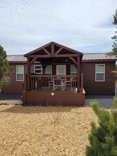 Single Story Cabin 2 Bed 1.5 bath Cabin w/ Private Hot Tub & water splash pad!
