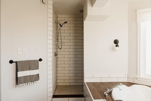 Badewanne, Haartrockner, Handtücher