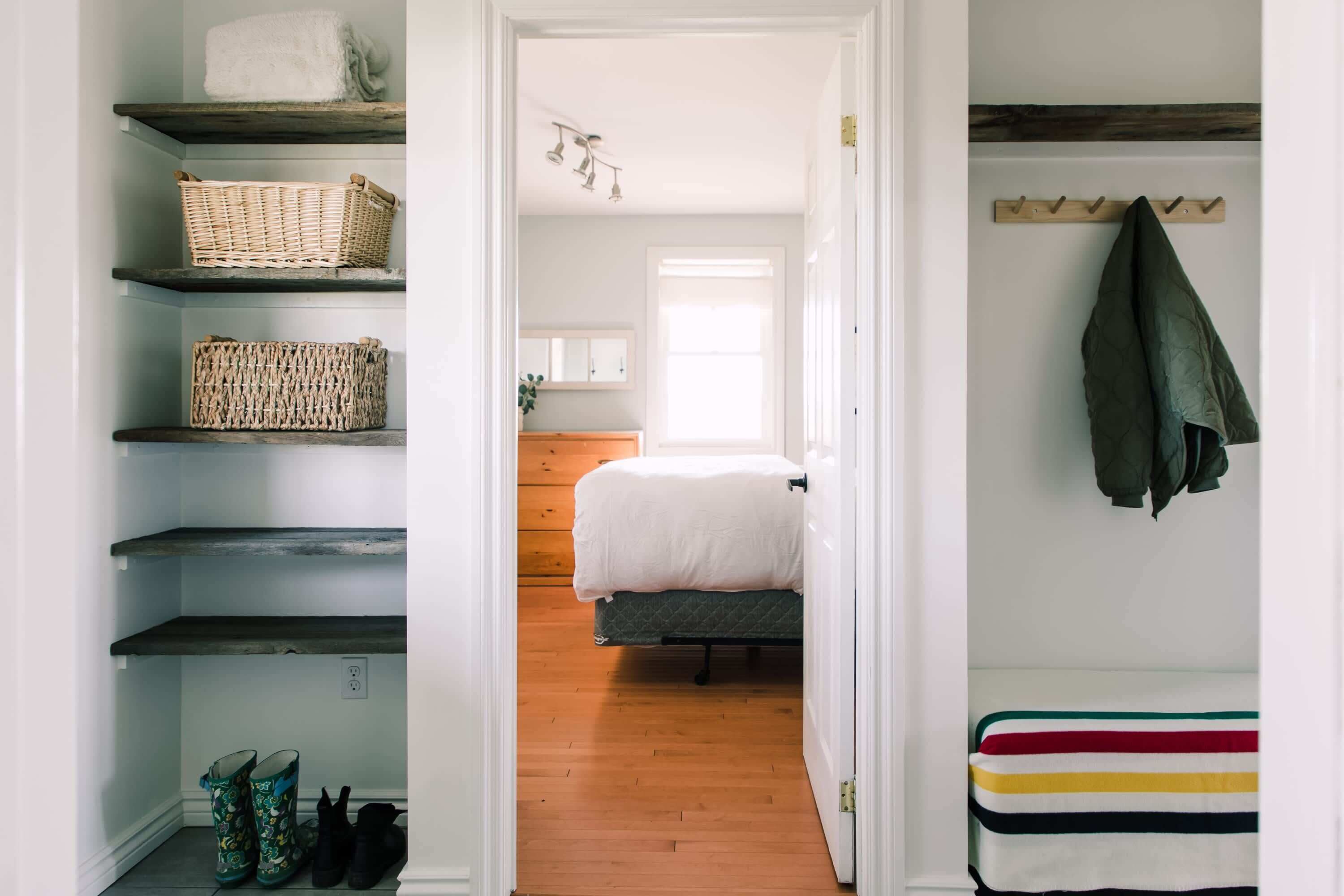 3 bedrooms, desk, WiFi, bed sheets