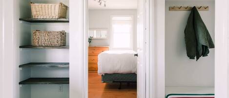 3 bedrooms, desk, WiFi, bed sheets