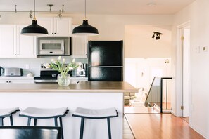 Frigorifero, microonde, forno, piano cottura