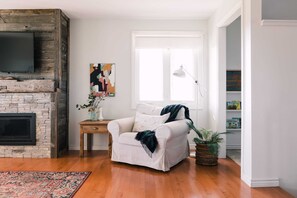 TV, fireplace, books, offices
