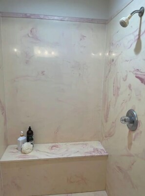 Chuveiro, secador de cabelo, toalhas de banho, sabonete