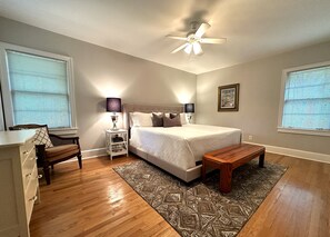 2 soverom, skrivebord, strykejern/-brett og reiseseng for barn