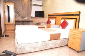 デラックス ダブルルーム | アイロン / アイロン台、WiFi (無料)、ベッドシーツ