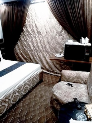 Iron/ironing board, free WiFi, bed sheets