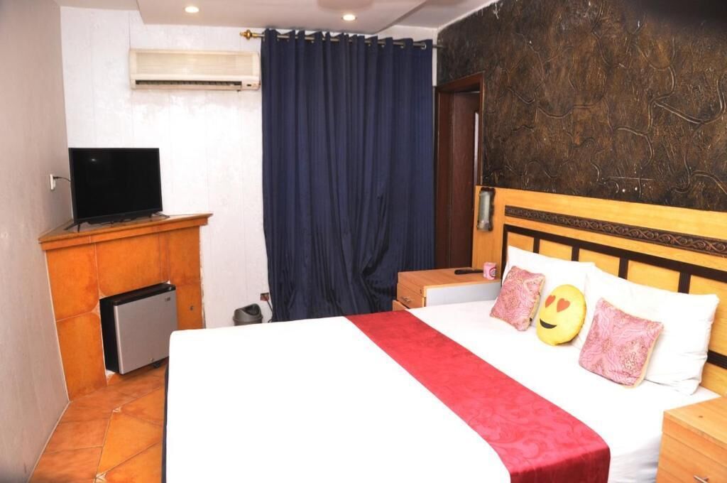 deluxe double room | iron/ironing board, free wifi, bed sheets