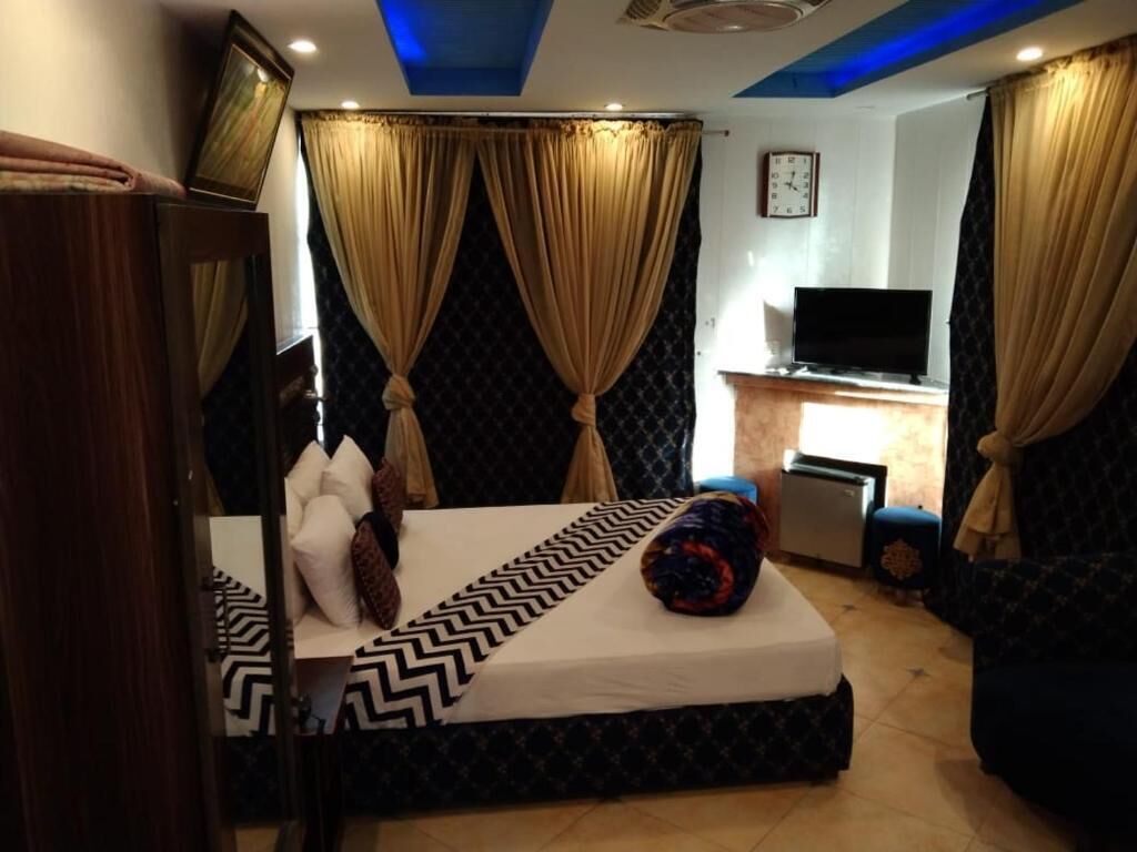 deluxe double room | iron/ironing board, free wifi, bed sheets