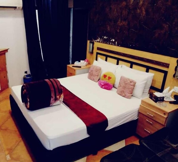 デラックス ダブルルーム | アイロン / アイロン台、WiFi (無料)、ベッドシーツ